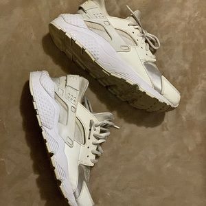 NIKE WHITE HUARACHES SIZE 8 WOMENS